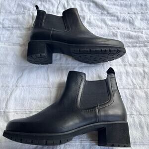 Munro Darcy Black Leather Chelsea Bootie Lug Sole 7.5W NWOT